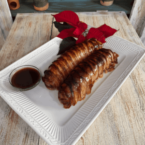 Lomo relleno de frutos rojos envuelto en tocino en salsa de tamarindo